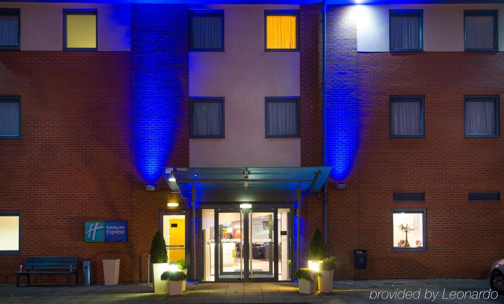 Holiday Inn Express Bedford, An Ihg Hotel Exterior photo