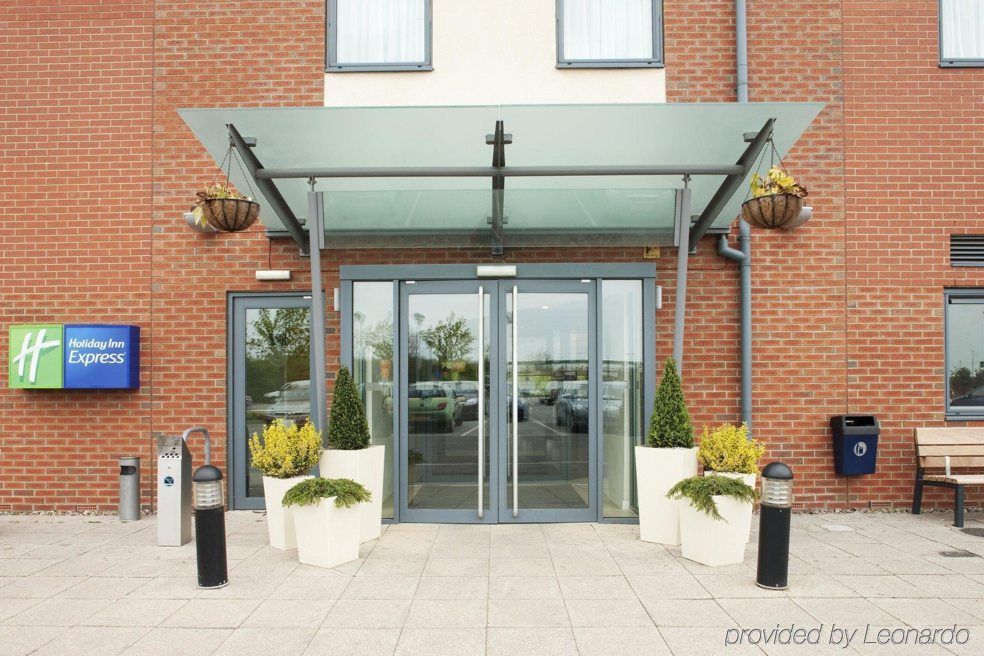 Holiday Inn Express Bedford, An Ihg Hotel Exterior photo