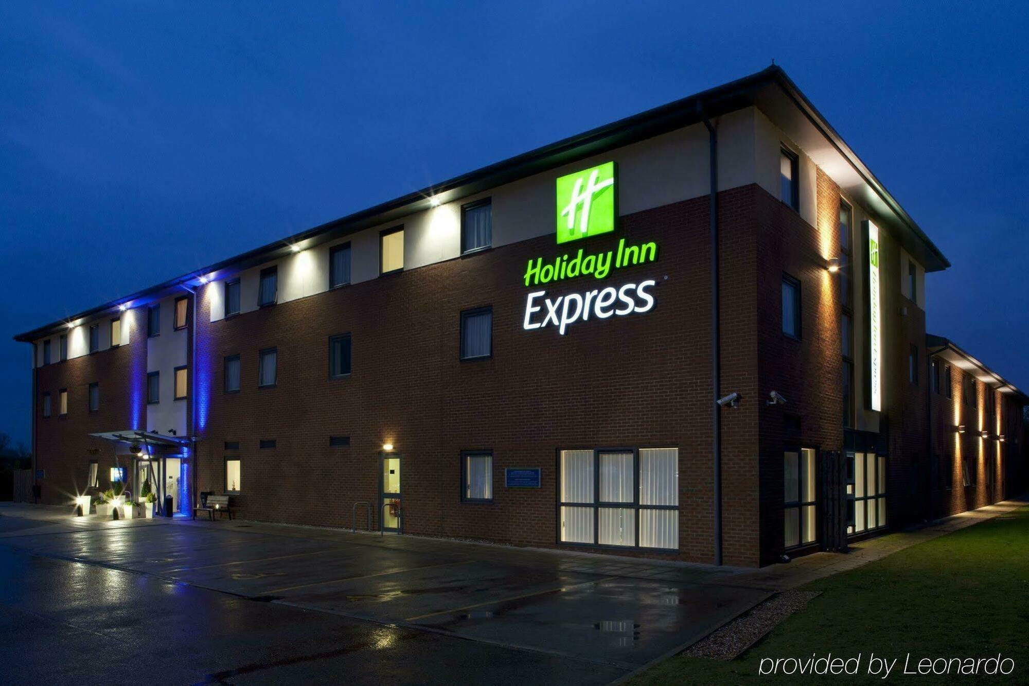 Holiday Inn Express Bedford, An Ihg Hotel Exterior photo